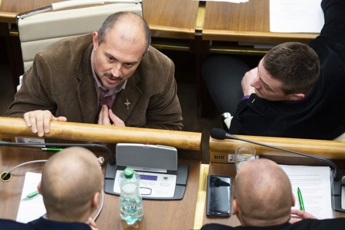 Ilustračný obrázok k článku Kotlebova družina verných sa rozpadá: Viacerí s ním po konflikte končia a odchádzajú z ĽSNS