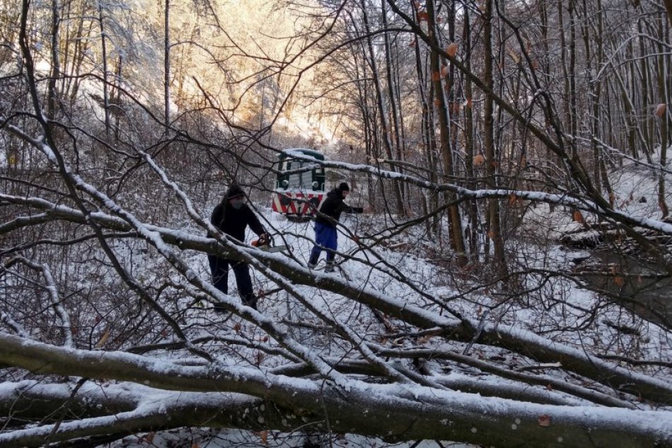 Ilustračný obrázok k článku V OBRAZOCH: Sneh a vietor vyčíňal aj na detskej železnici