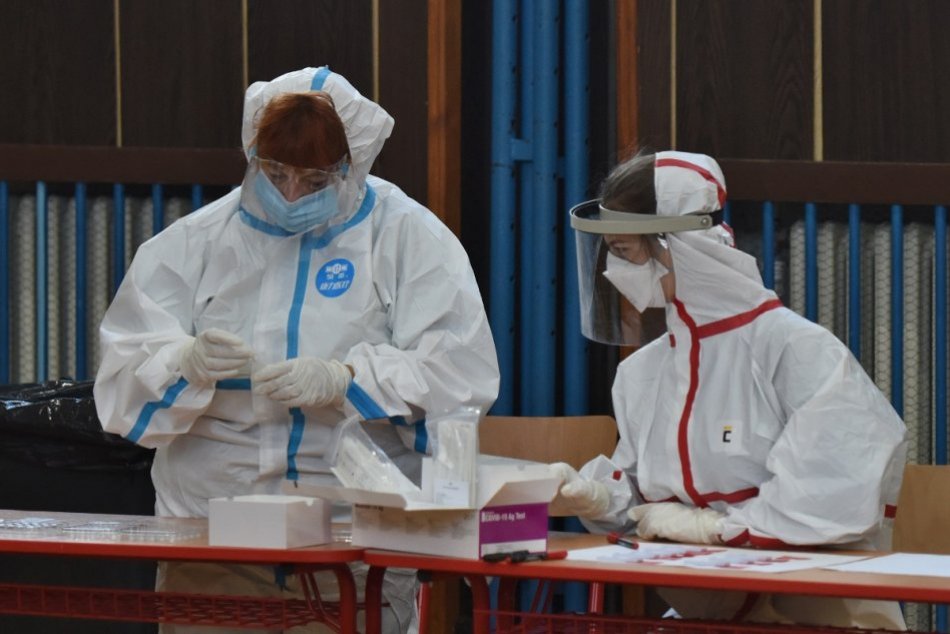 Ilustračný obrázok k článku Chaos v číslach: Bratislava a Nitra patria napokon k horším okresom.Treba sa testovať?