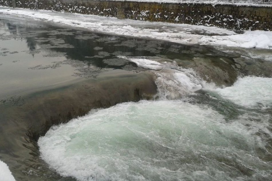 Ilustračný obrázok k článku Spomínate si na KURIOZITU spred rokov? Na Hrone v Bystrici sme mali vodopád, FOTO