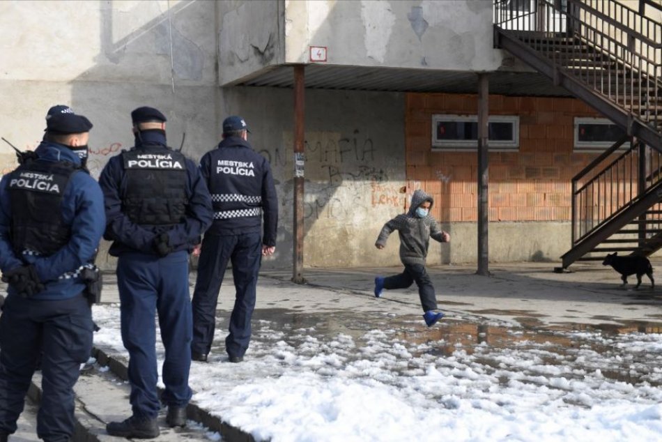 Ilustračný obrázok k článku Dodržiavajú Revúčania prijaté opatrenia? Takto dopadla kontrola mestských policajtov
