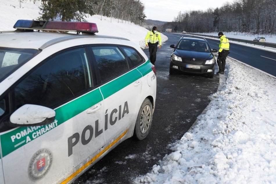 Ilustračný obrázok k článku Dodržiavame protipandemické opatrenia? Polícia rozdala desiatky pokút