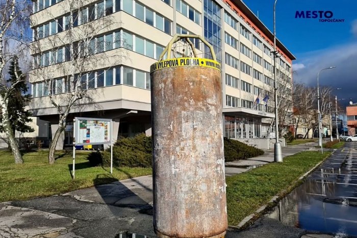 Ilustračný obrázok k článku Topoľčany bojujú s vizuálnym smogom: Ulice mesta sú opäť čistejšie