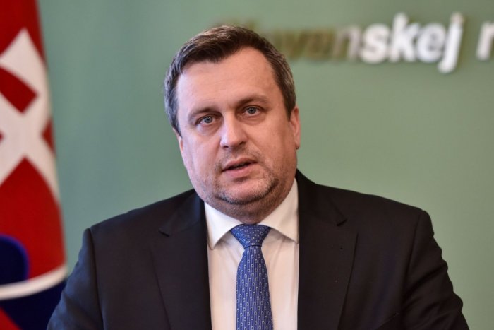 Ilustračný obrázok k článku SNS na čele s Andrejom Dankom vyslali do sveta takýto odkaz: Mikas, ODSTÚP!