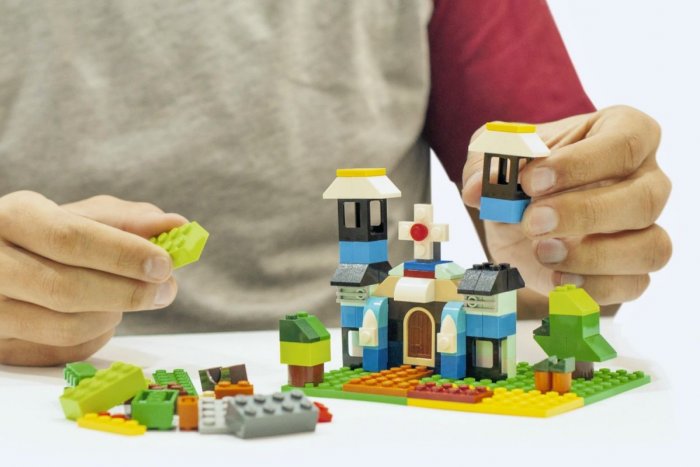 Ilustračný obrázok k článku Kocka, ktorá obletela svet: TOP zaujímavosti o populárnej stavebnici + KVÍZ