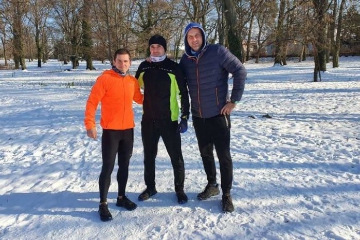 Ilustračný obrázok k článku Neodradila ich ani snehová nádielka: Desiatky ľudí odbehli tradičnú míľu + VÝSLEDKY