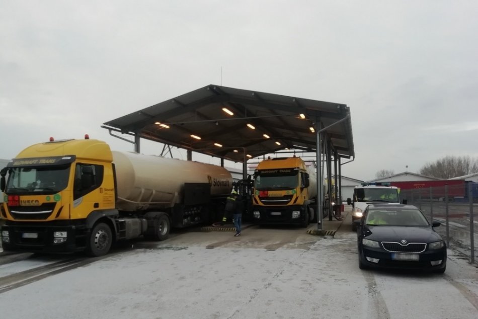 Ilustračný obrázok k článku Finančná správa s poriadnym úlovkom: Zaistila 1,2 milióna litrov nafty, VIDEO