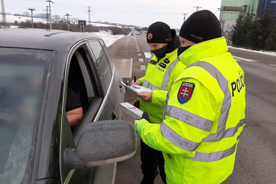 Ilustračný obrázok k článku Policajti sprísnili kontroly: V kraji rozdali desiatky pokút za porušenie zákazu vychádzania