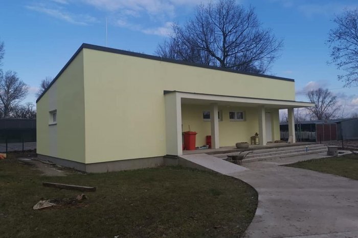 Ilustračný obrázok k článku Začali s prípravami na letnú sezónu: Na Štrande dokončujú nové sociálne zariadenia