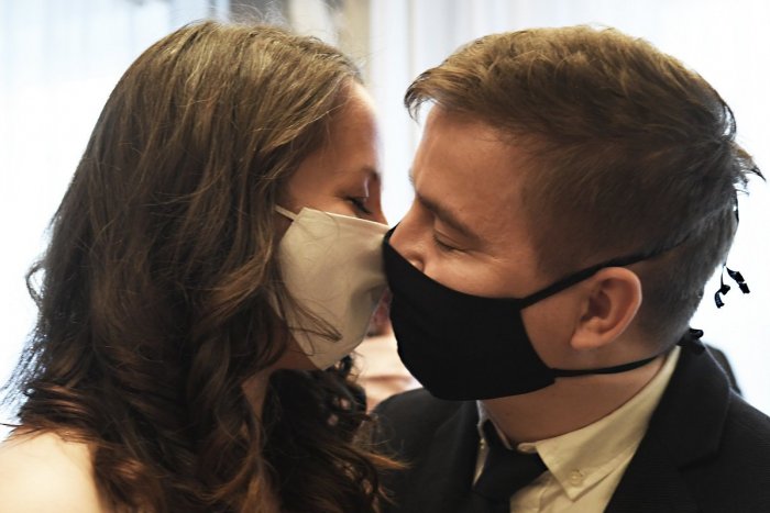 Ilustračný obrázok k článku Mikuláš ako ČERVENÝ okres: Kedy mať rúško a čo platí pre reštaurácie či svadby?