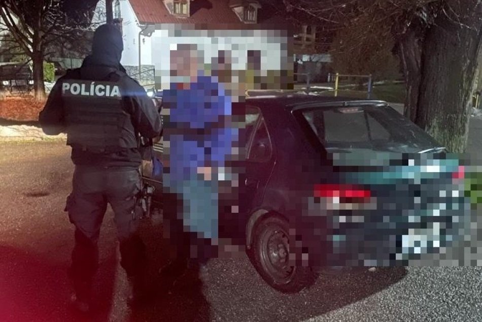 Ilustračný obrázok k článku Z pálenice do väznice? Vodič vraj len ochutnal, čo práve napálil, FOTO
