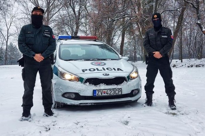 Ilustračný obrázok k článku Chlapi, dobrá robota! Zvolenskí policajti zachránili ženu v ťažkej situácii