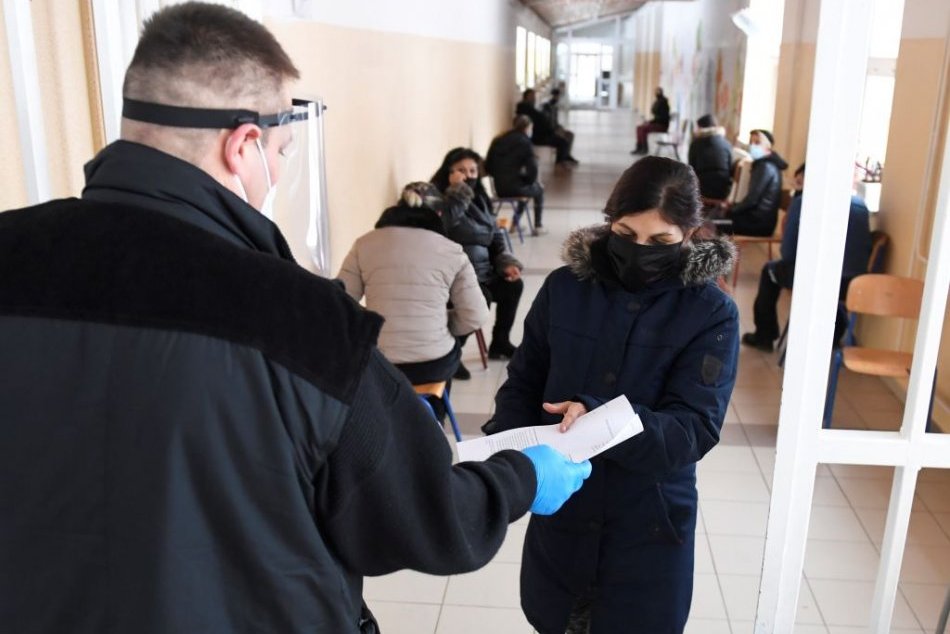 Ilustračný obrázok k článku Šesť okresov v Trenčianskom kraji hlási viac COVID prípadov: Tieto tri ale MENEJ