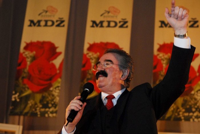 Ilustračný obrázok k článku Ďalšia smutná správa z umeleckej brandže: Zomrel spevák Robo Kazík!