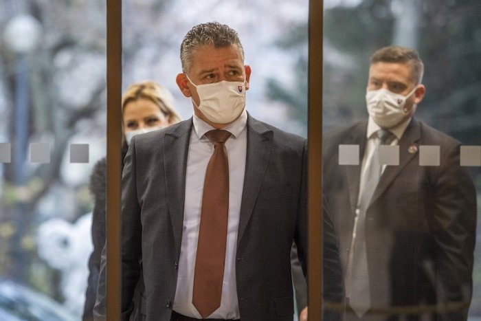 Ilustračný obrázok k článku Mikulec zaradil spiatočku. Kontrola vychádzania cez sms je pobláznenie!