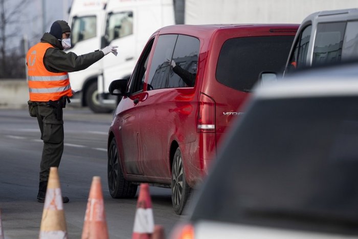 Ilustračný obrázok k článku Pendleri si od testovania neoddýchnu: Ako často budú potrebovať nový test na Covid-19?