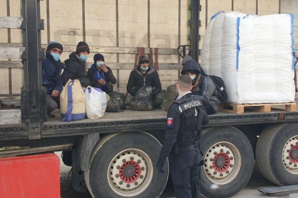 Ilustračný obrázok k článku Nečakané prekvapenie: V návese kamiónu sa ukrývala skupina cudzincov