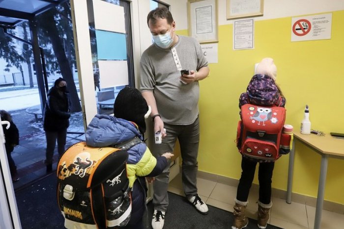 Ilustračný obrázok k článku Pribudli infikovaní návratom detí do škôl? Zistí to skríning