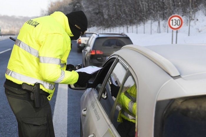 Ilustračný obrázok k článku Na Vinianskej ceste si vodiči urobili pretekársku dráhu, FOTO