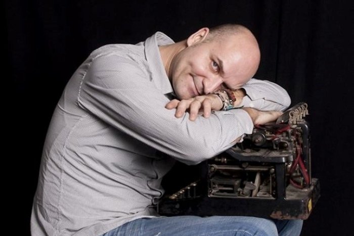 Ilustračný obrázok k článku Pavel "Hirax" Baričák: V bolesti som napísal svoj prvý román. Zožal veľký úspech