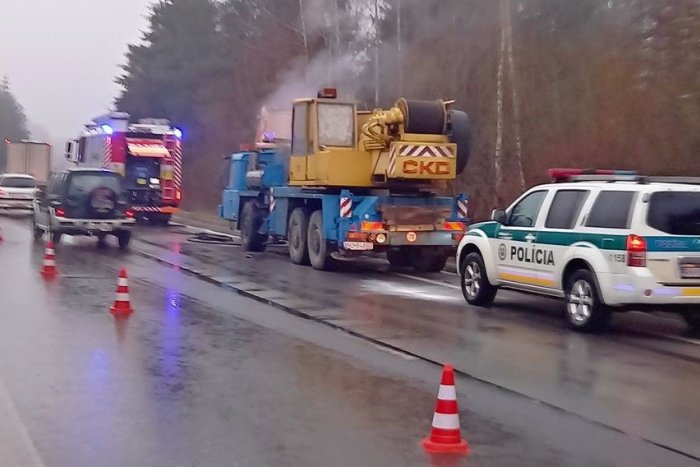 Ilustračný obrázok k článku Autožeriav v plameňoch! Pohotový zásah policajtov pri Žiline, FOTO