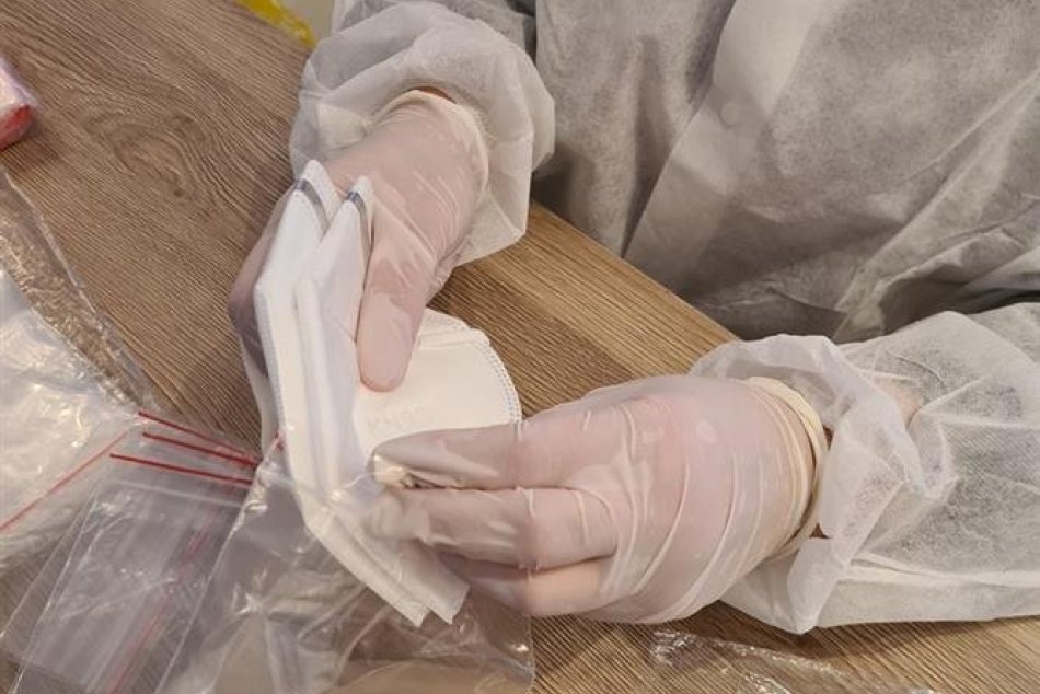 Ilustračný obrázok k článku Nové Zámky radia seniorom: Ako správne používať a dezinfikovať respirátor?