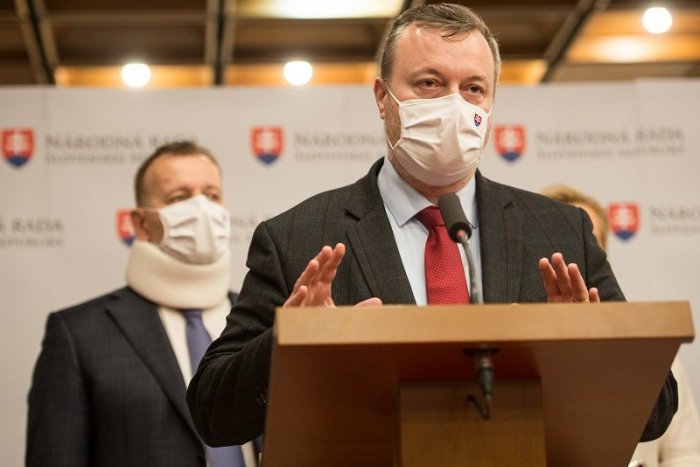 Ilustračný obrázok k článku Robia bláznov z ľudí aj z nás, kritizuje Krajniak. Chaos spôsobuje koaličné dusno