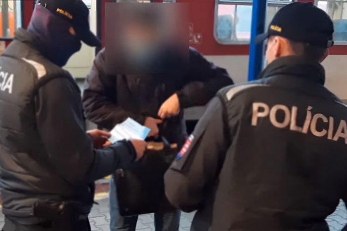 Ilustračný obrázok k článku Policajti v uliciach pritvrdili: Kontroly opatrení v Bystrici zachytili na VIDEÁCH