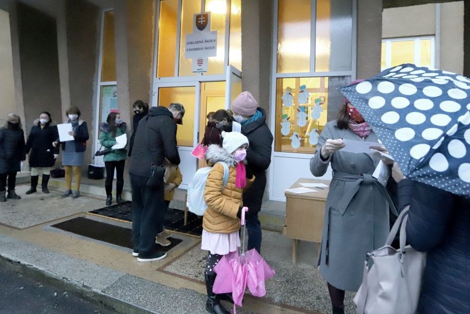 Ilustračný obrázok k článku Mladí Bystričania sa dočkali: Mnohí sa po dlhých mesiacoch vrátili do škôl, FOTO