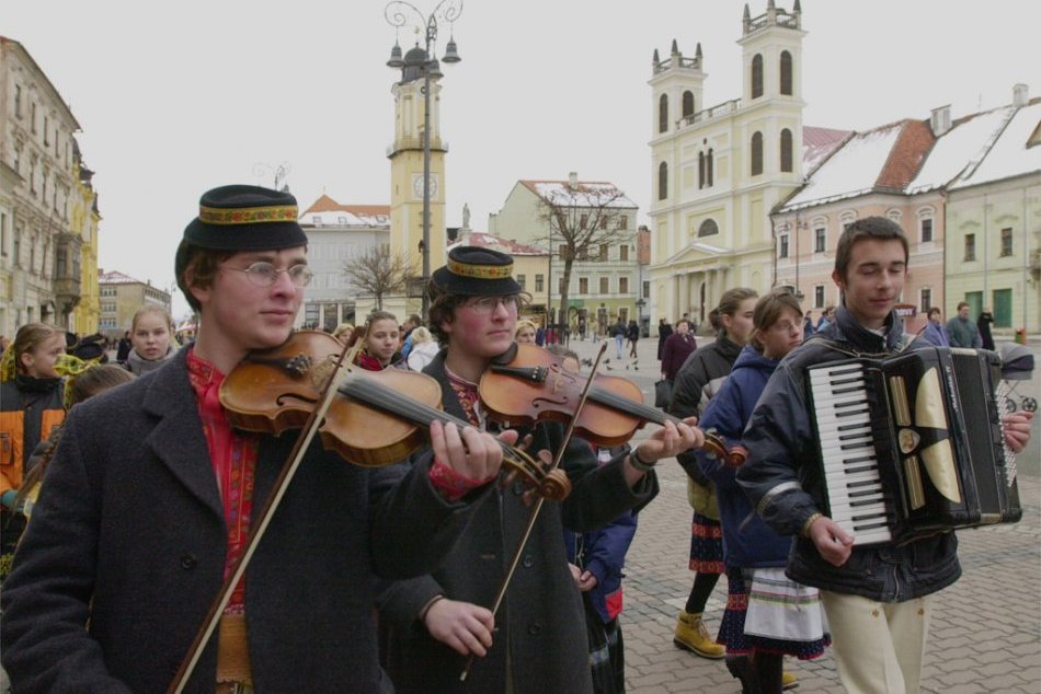 Ilustračný obrázok k článku Pamätáte na FAŠIANGY na prelome tisícročí? Sprievody viedli centrom Bystrice, FOTO