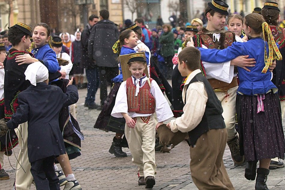 Ilustračný obrázok k článku Topoľčany zažijú nefalšované fašiangy: Tešte sa na pochovávanie basy a TOMBOLU