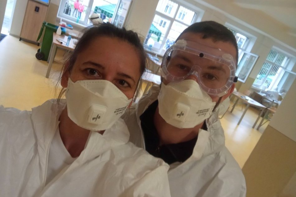 Ilustračný obrázok k článku Pri testovaniach v Bystrici pomáhala aj Tereza: Zdravotníkom adresovala slová obdivu