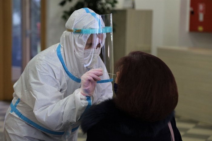 Ilustračný obrázok k článku Koronavírus RASTIE aj v Banskobystrickom kraji: Až 3 okresy majú trojciferný prírastok