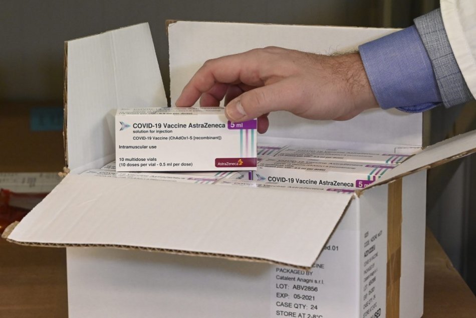 Ilustračný obrázok k článku Koniec dohadom: Vakcína od AstraZenecy je bezpečná, vedľajšie účinky sú prirodzené