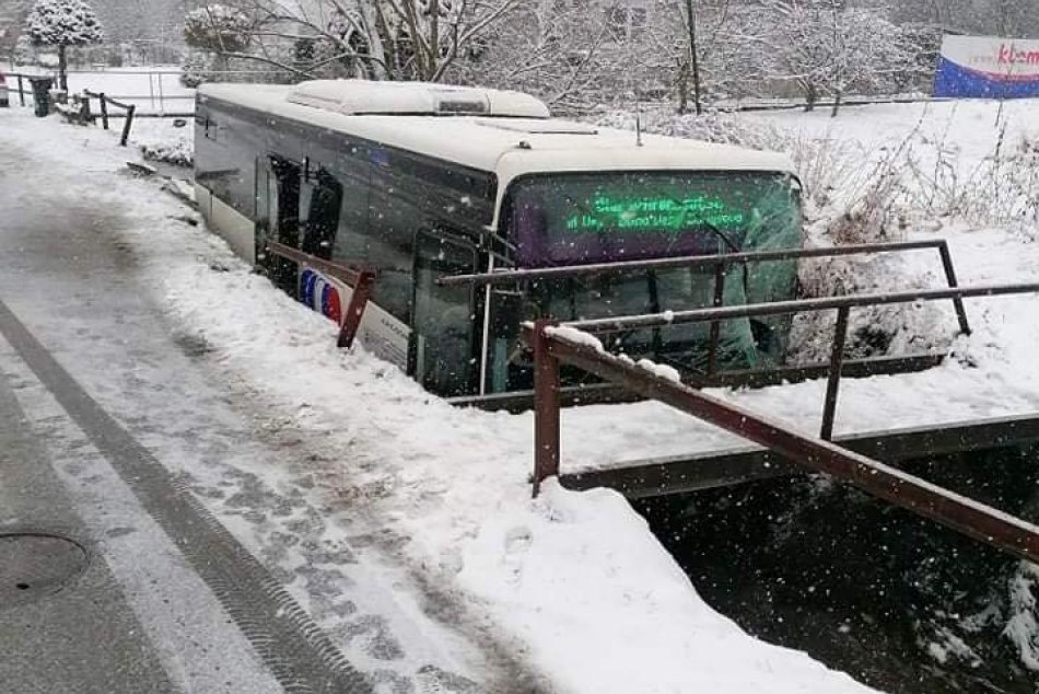 Ilustračný obrázok k článku Hrozivo vyzerajúca nehoda pri Žiari: Autobus aj s cestujúcimi skončil v potoku, FOTO