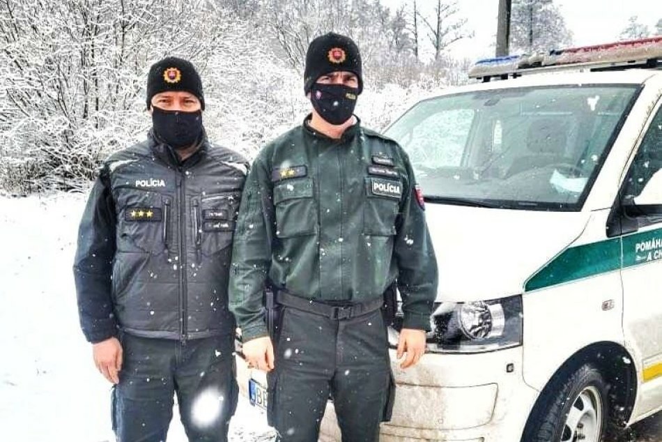 Ilustračný obrázok k článku Policajti v úlohe záchrancov: Neváhali a pomohli vodičovi v ťažkej situácii, FOTO