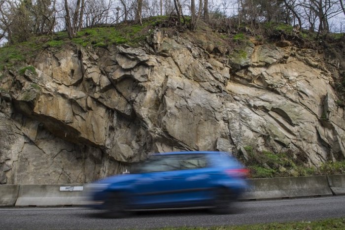 Ilustračný obrázok k článku Nebezpečný zosuv svahu nad cestou: Vo Svätom Antone vyhlásili mimoriadnu situáciu