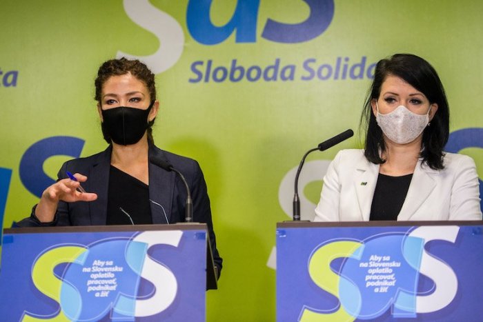 Ilustračný obrázok k článku Bizarné politické divadlo: Nicholsonová je pripravená odovzdať stranícku knižku