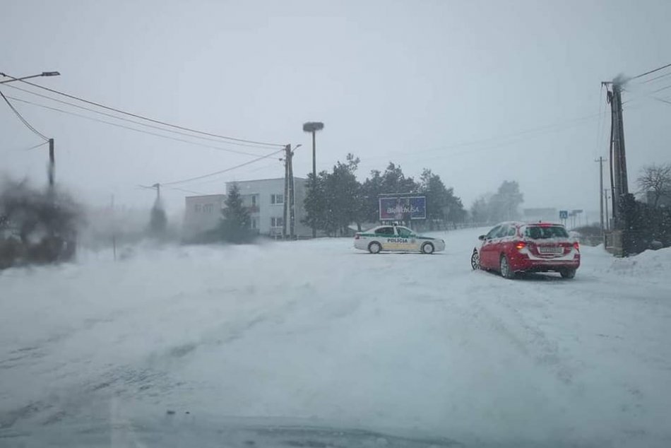 Ilustračný obrázok k článku Snehové jazyky, záveje a zaplavilo aj časť cesty: Voda sa vyliala v dedinách