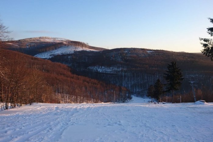 Ilustračný obrázok k článku Prírodný sneh upravený skútrom: Na Pezinskej Babe to vyzerá ako v rozprávke