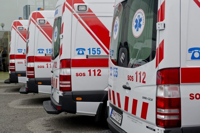 Ilustračný obrázok k článku Po nehode v Prievidzi hlásia zranených: Zakliesnená osoba skončila v sanitke