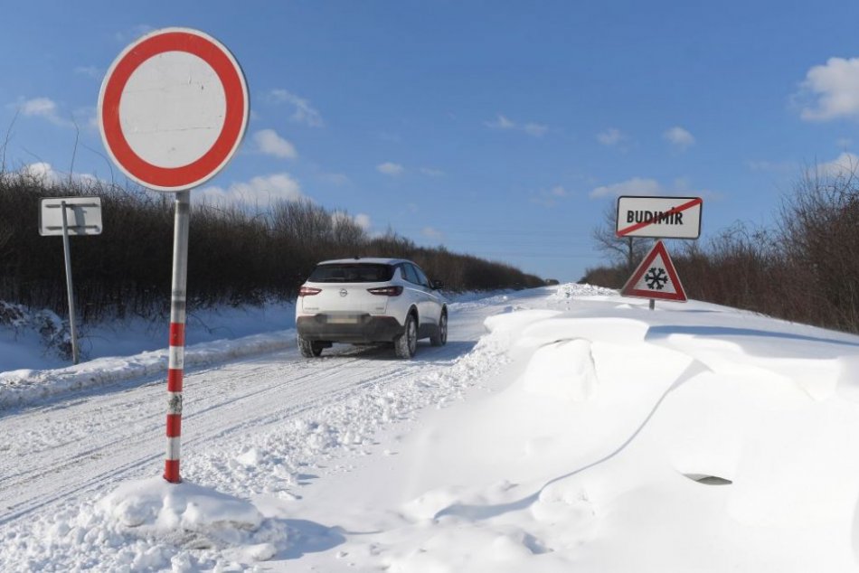 Ilustračný obrázok k článku Dozvuky kalamity: Uzavreté cesty, snehové jazyky a popadané stromy, FOTO