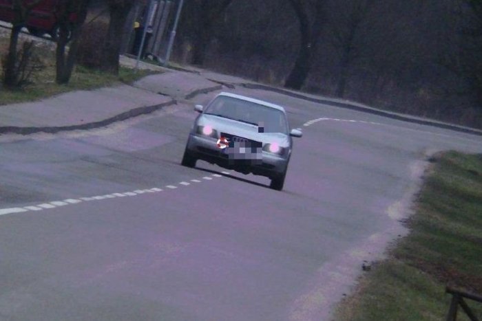 Ilustračný obrázok k článku Mladík neďaleko Trenčína poriadne šliapol na plyn: Obcou sa hnal ako po diaľnici