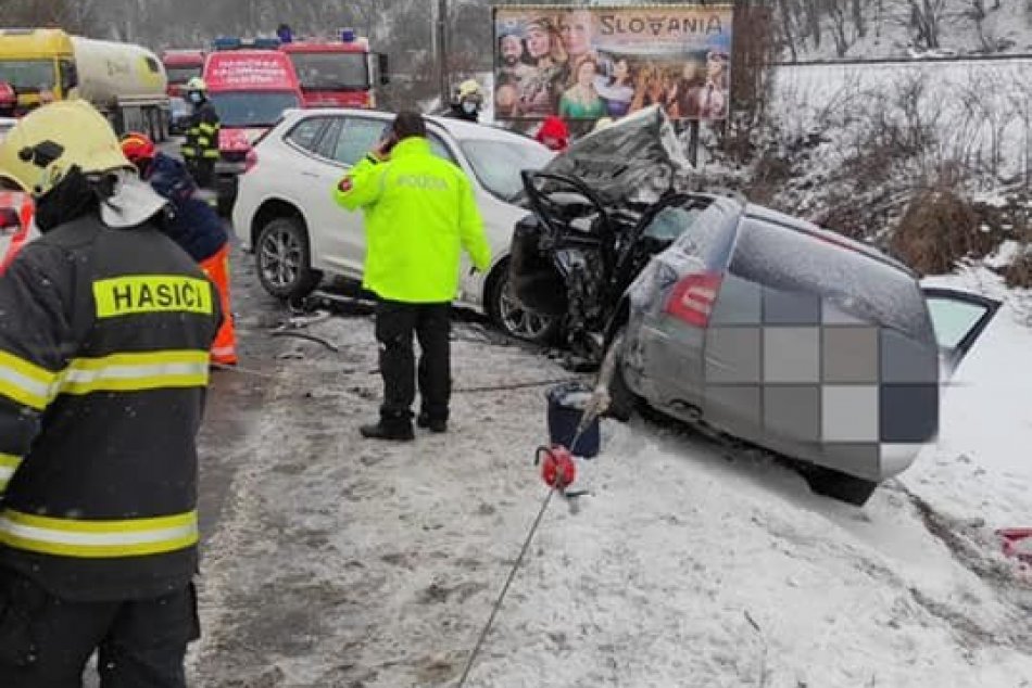 Ilustračný obrázok k článku Neďaleko Ružomberka došlo k čelnej zrážke: Cesta je neprejazdná, FOTO