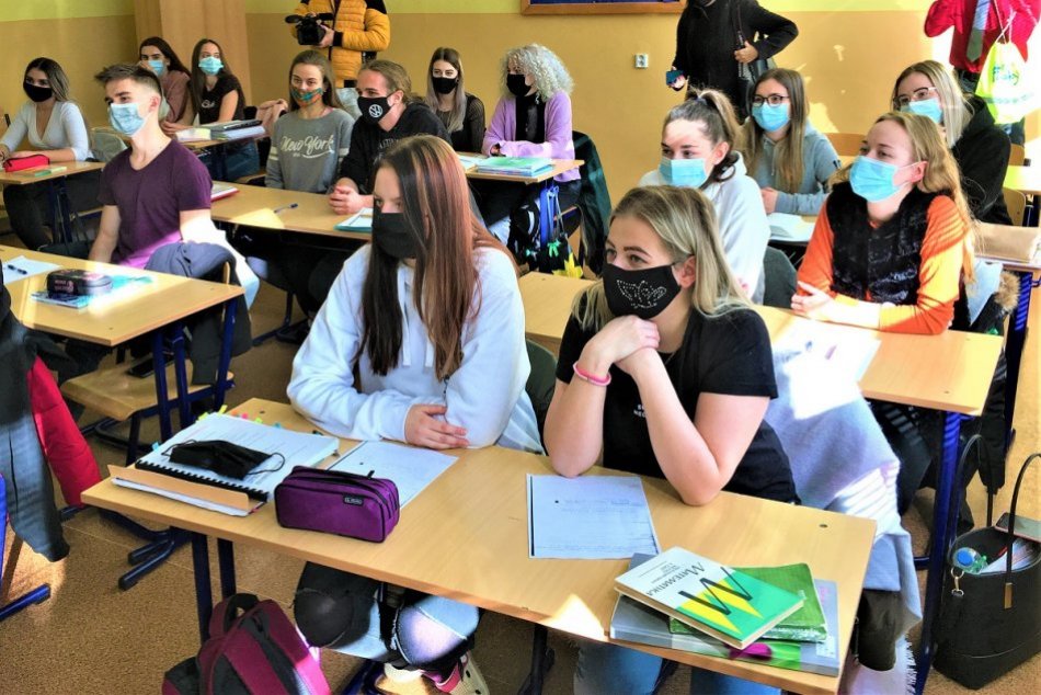 Ilustračný obrázok k článku Stredné školy v Trenčianskom kraji majú zelenú: Otvoria sa v týchto 5 okresoch