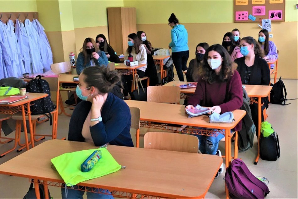 Ilustračný obrázok k článku Žiaci zasadli do lavíc, KARANTÉNA je však stále v hre: Kedy a pre koho platí?