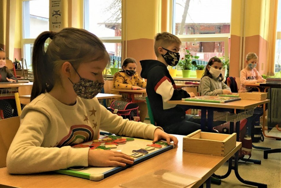 Ilustračný obrázok k článku Väčšina trenčianskych rodičov už mala dosť čakania a poslala deti do školy