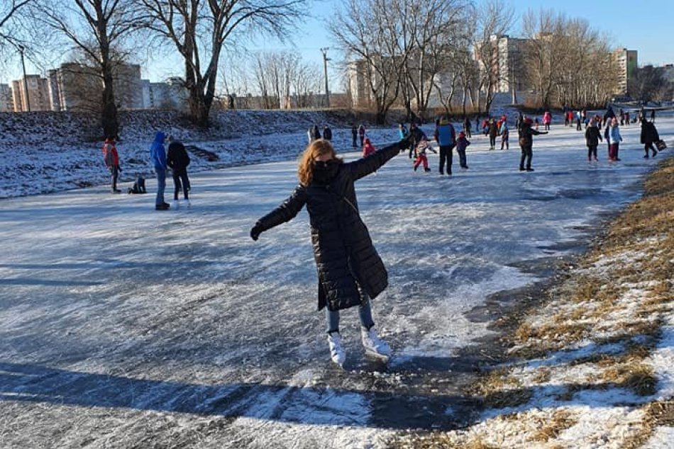 Ilustračný obrázok k článku Na ramene sa korčuľujú húfy detí. Jedného muža však len s veľkým šťastím zachránili spod ľadu