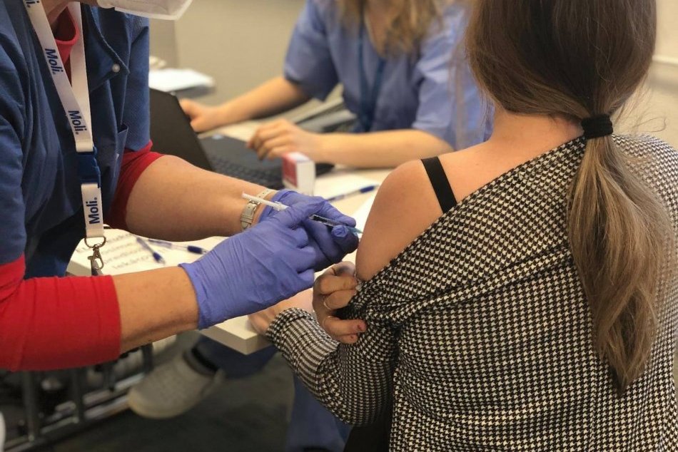 Ilustračný obrázok k článku Konečne sa dočkali: V bystrickej nemocnici zaočkovali prvé stovky učiteľov, FOTO