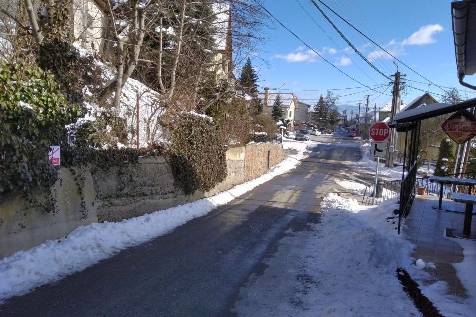 Ilustračný obrázok k článku KURIOZITA v slovenskej dedine: Tabuľka, z ktorej ZABOLÍ už len myšlienka na... FOTO